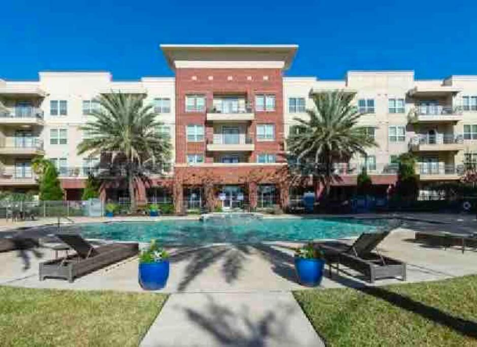 Apartment Walk To Nrg 2bdrm/balcony Pool View Free Parking