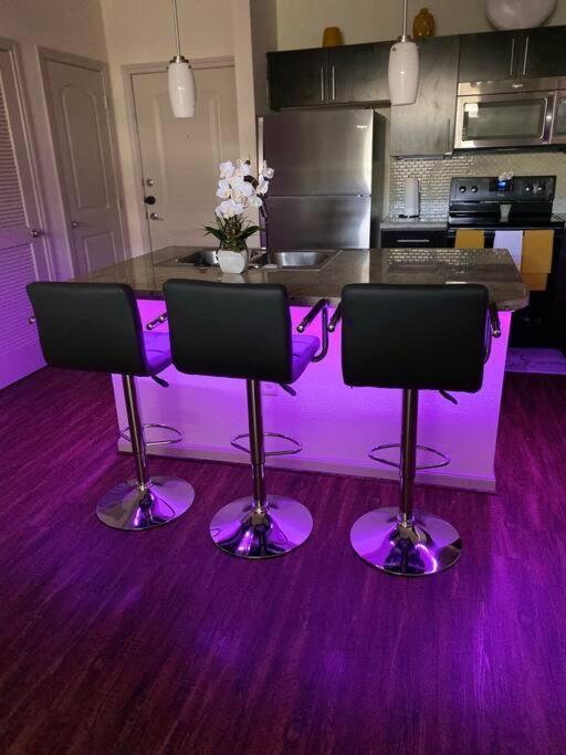 Walk To Nrg 2bdrm/balcony Pool View Free Parking Apartment Houston