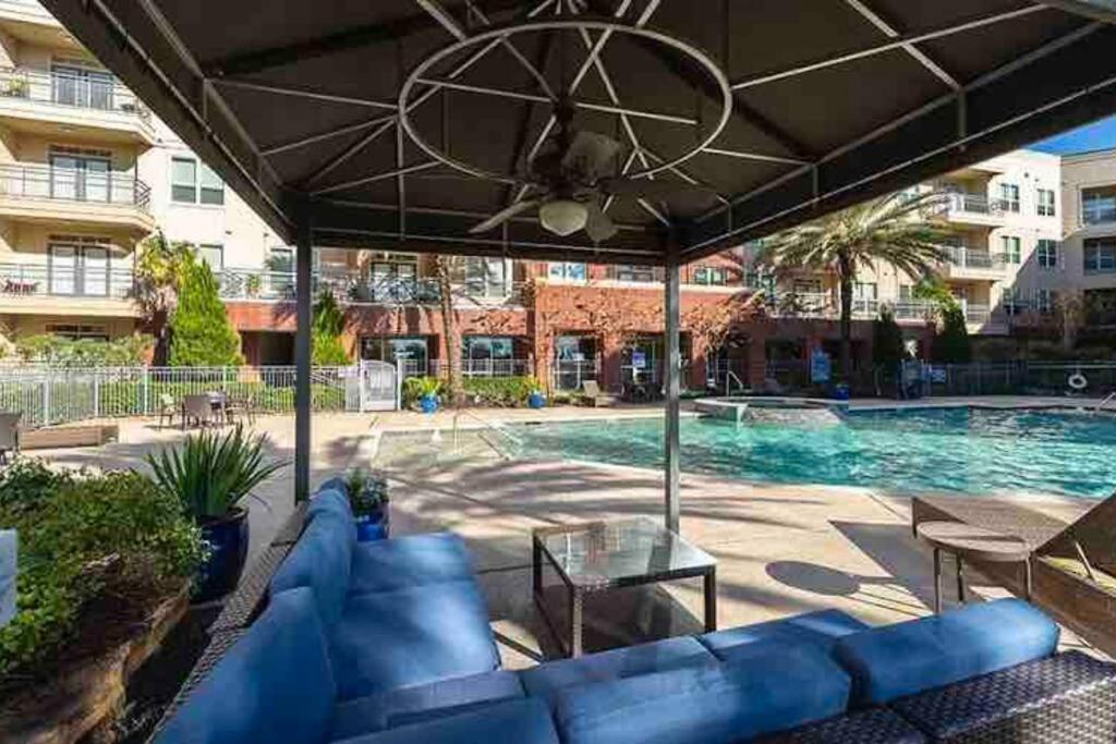 Apartment Walk To Nrg 2bdrm/balcony Pool View Free Parking Houston