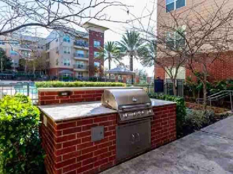 Walk To Nrg 2bdrm/balcony Pool View Free Parking Apartment Houston