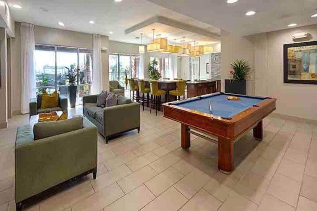 Walk To Nrg 2bdrm/balcony Pool View Free Parking Apartment Houston