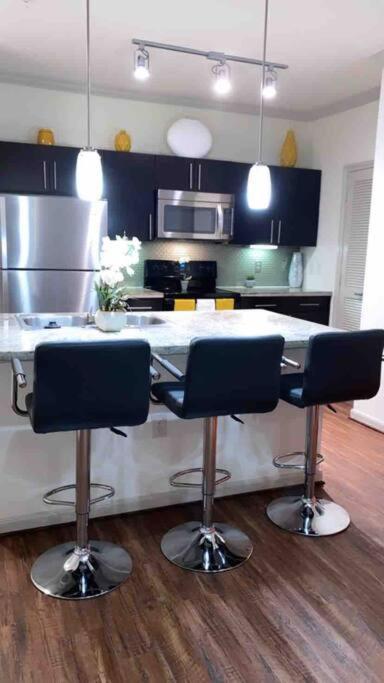 Apartment Walk To Nrg 2bdrm/balcony Pool View Free Parking Houston