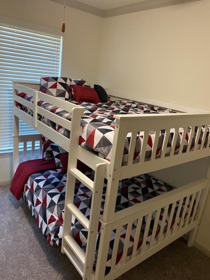 Walk To Nrg 2bdrm/balcony Pool View Free Parking Apartment *