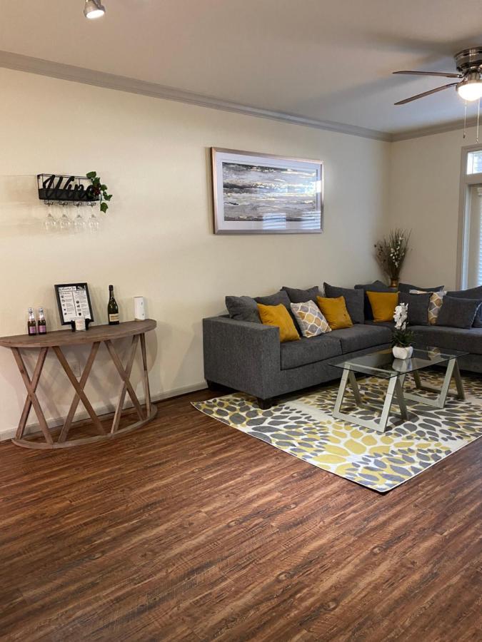 Walk To Nrg 2bdrm/balcony Pool View Free Parking Houston
