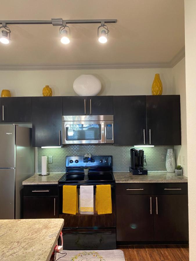 Apartment Walk To Nrg 2bdrm/balcony Pool View Free Parking