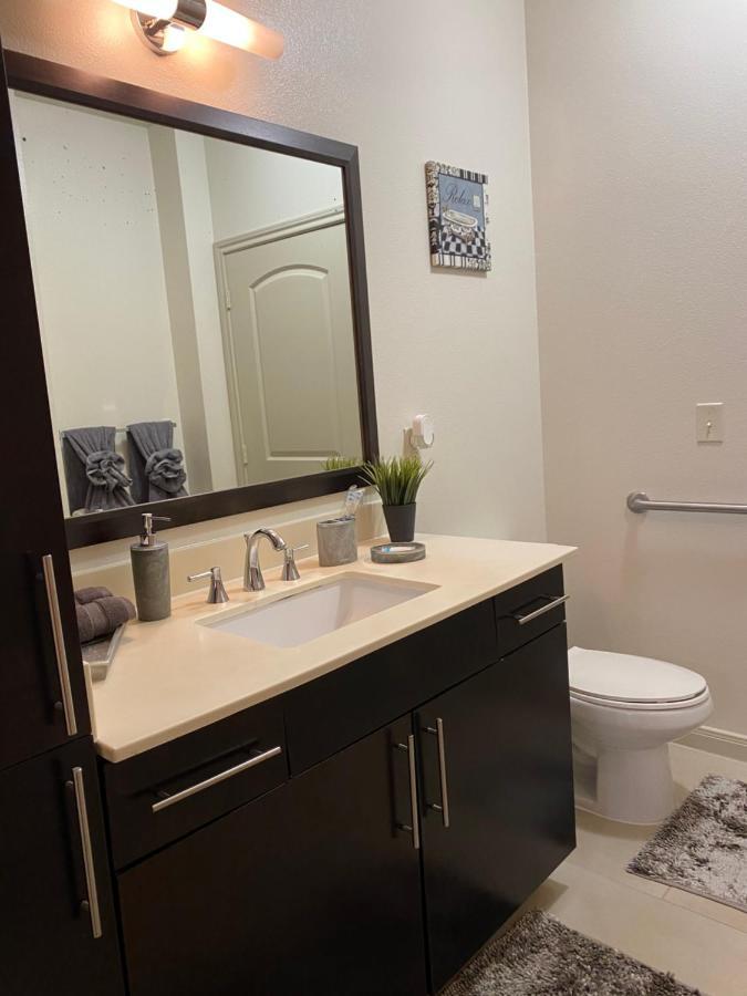 Walk To Nrg 2bdrm/balcony Pool View Free Parking