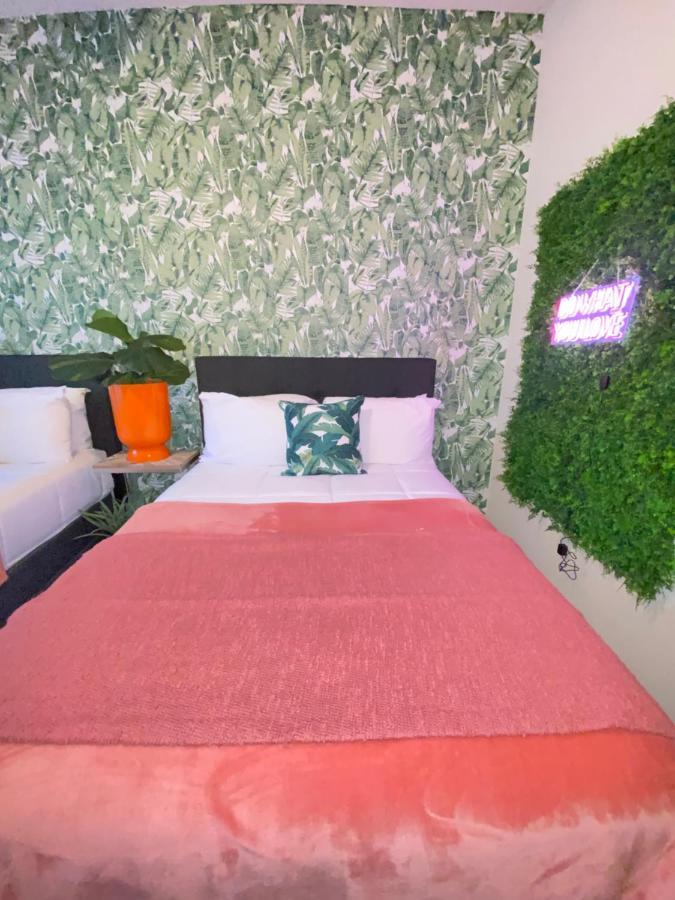 Spacious Galleria Cottage - Self Check In & Free Parking, 4 Beds 2 Bathrooms Apartment *
