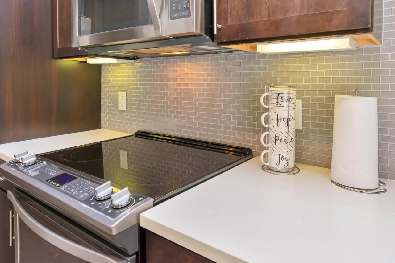 Downtown Hou 1br Car Available!! Pool Wifi * Houston