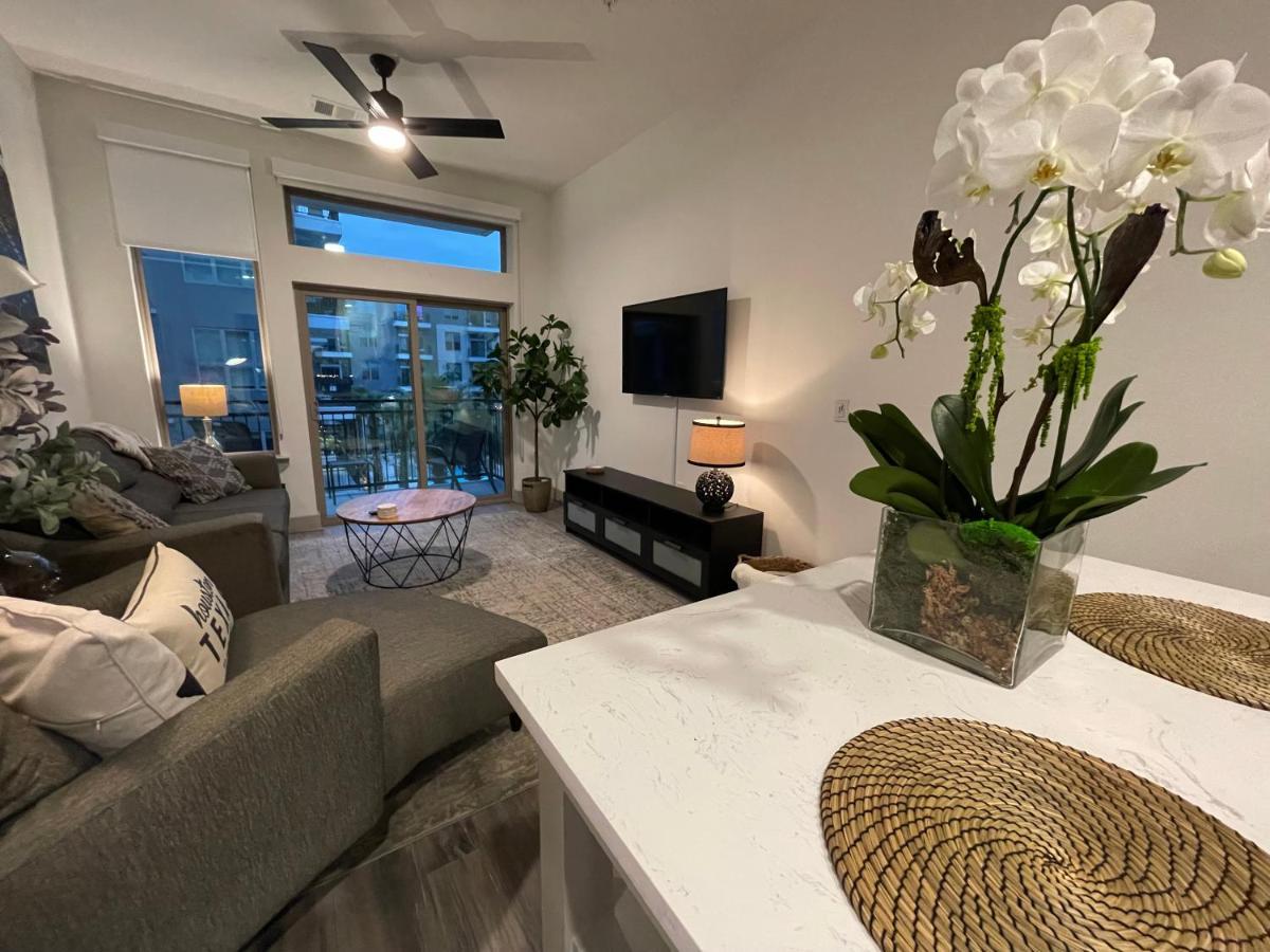 Apartment Luxurious Unit In Downtown With Poolside View *
