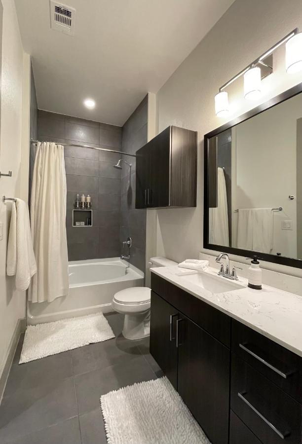 Luxurious Unit In Downtown With Poolside View