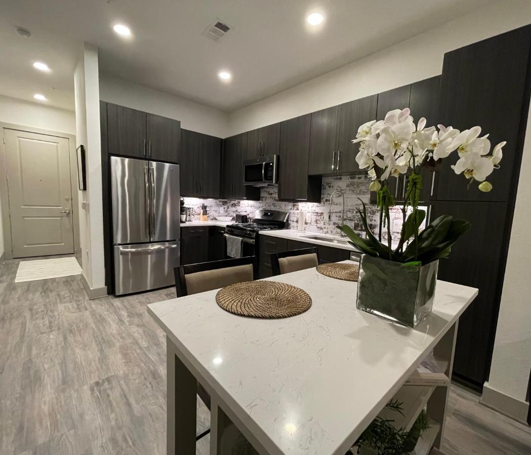 Apartment Luxurious Unit In Downtown With Poolside View