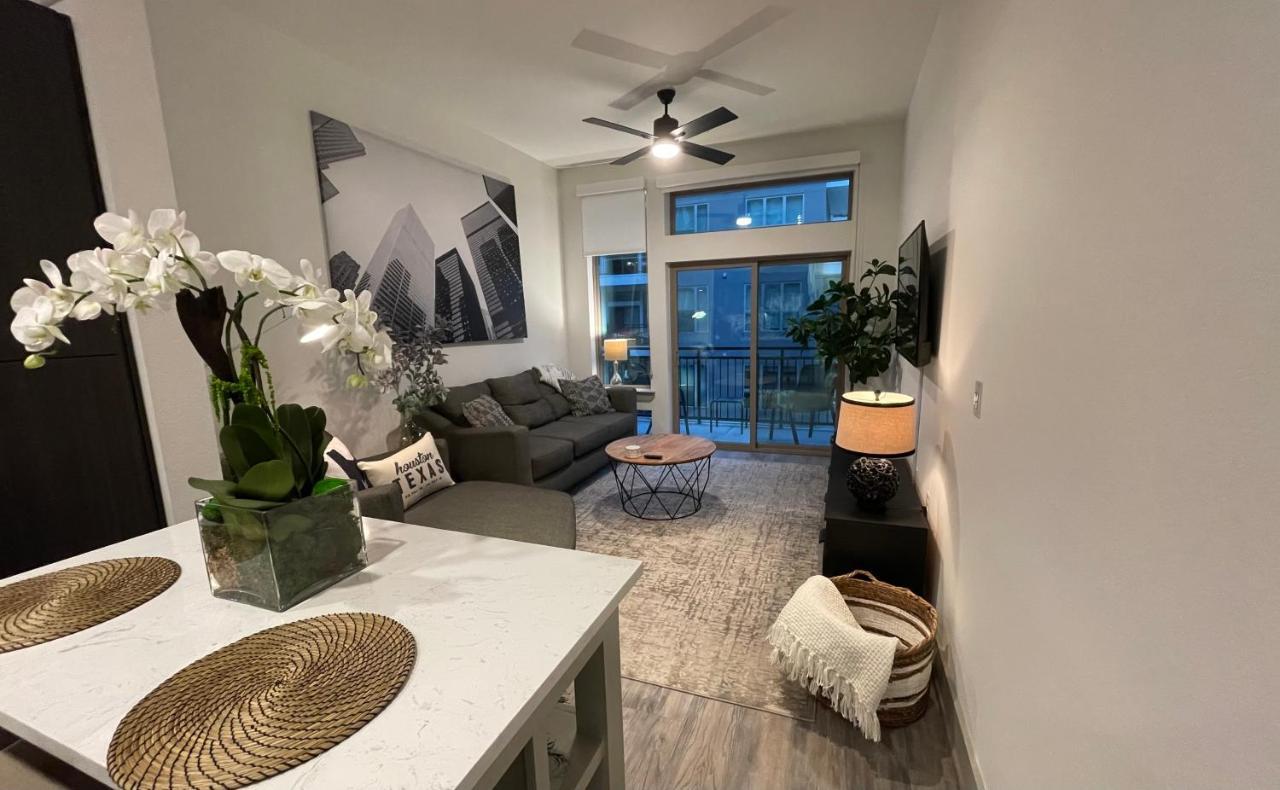 Luxurious Unit In Downtown With Poolside View