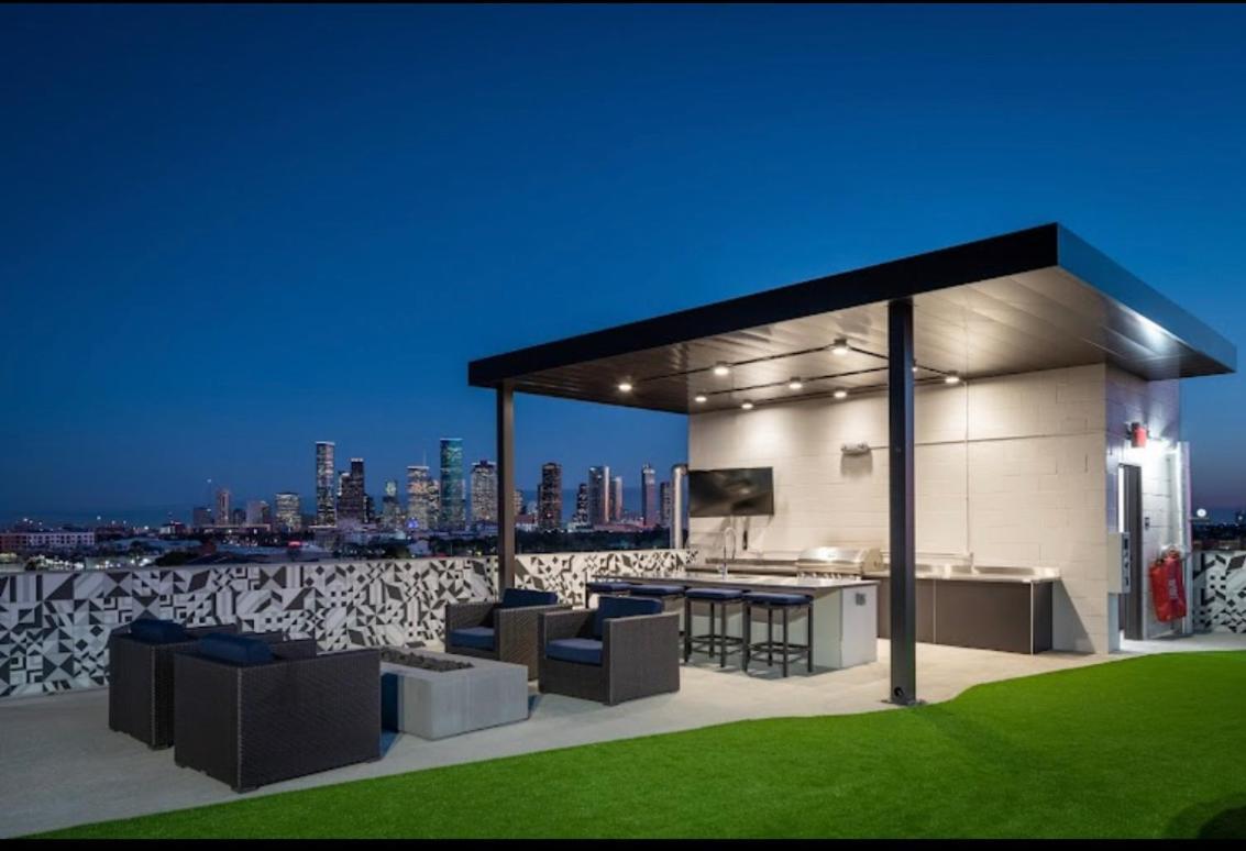 Luxurious Unit In Downtown With Poolside View Houston