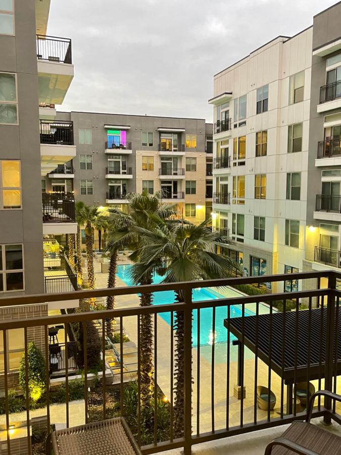 Luxurious Unit In Downtown With Poolside View Houston