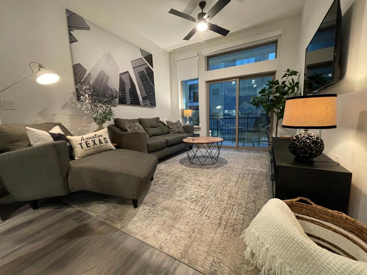 Apartment Luxurious Unit In Downtown With Poolside View