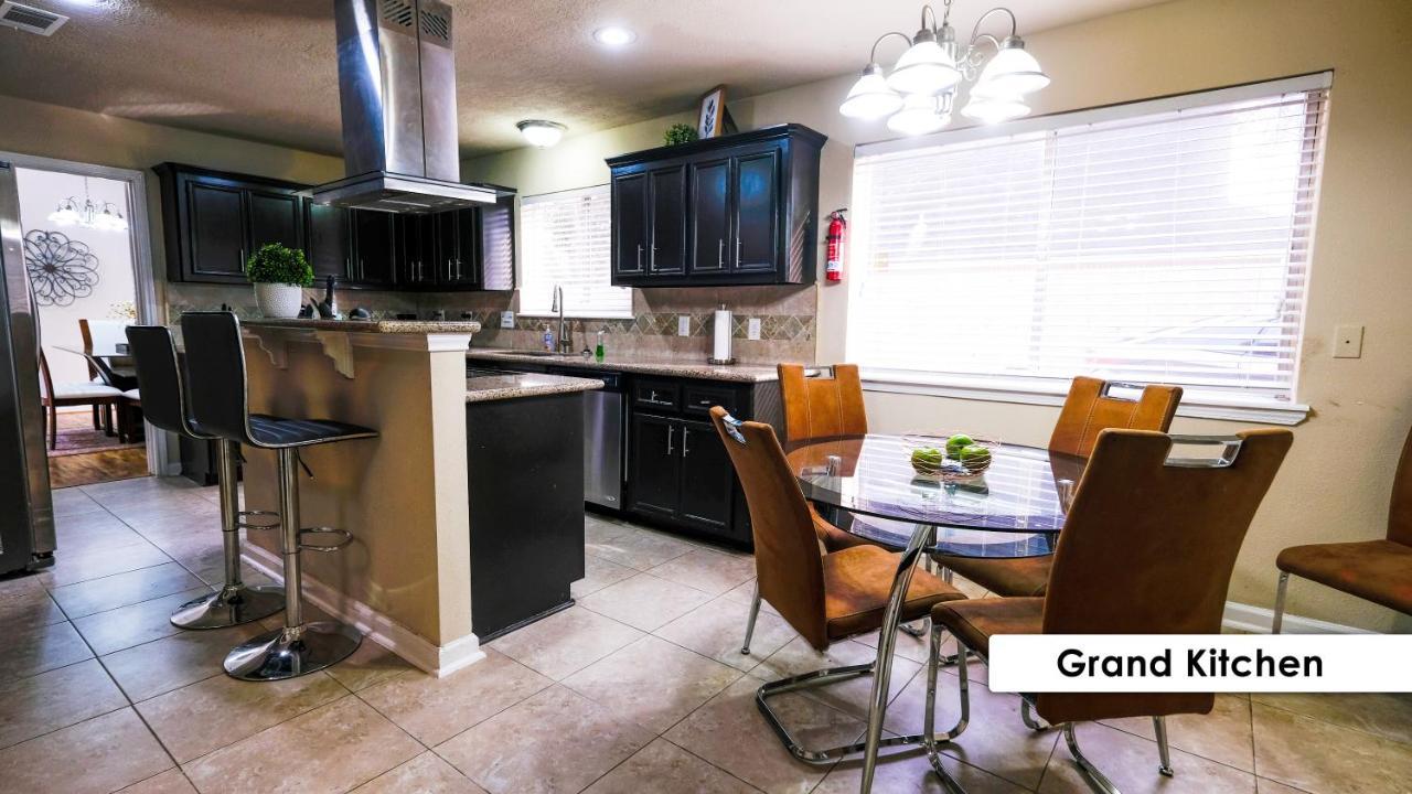 Pool House, 20 Minutes From Dt 4bdr For 10 Guests - Winkleman Holiday home Houston