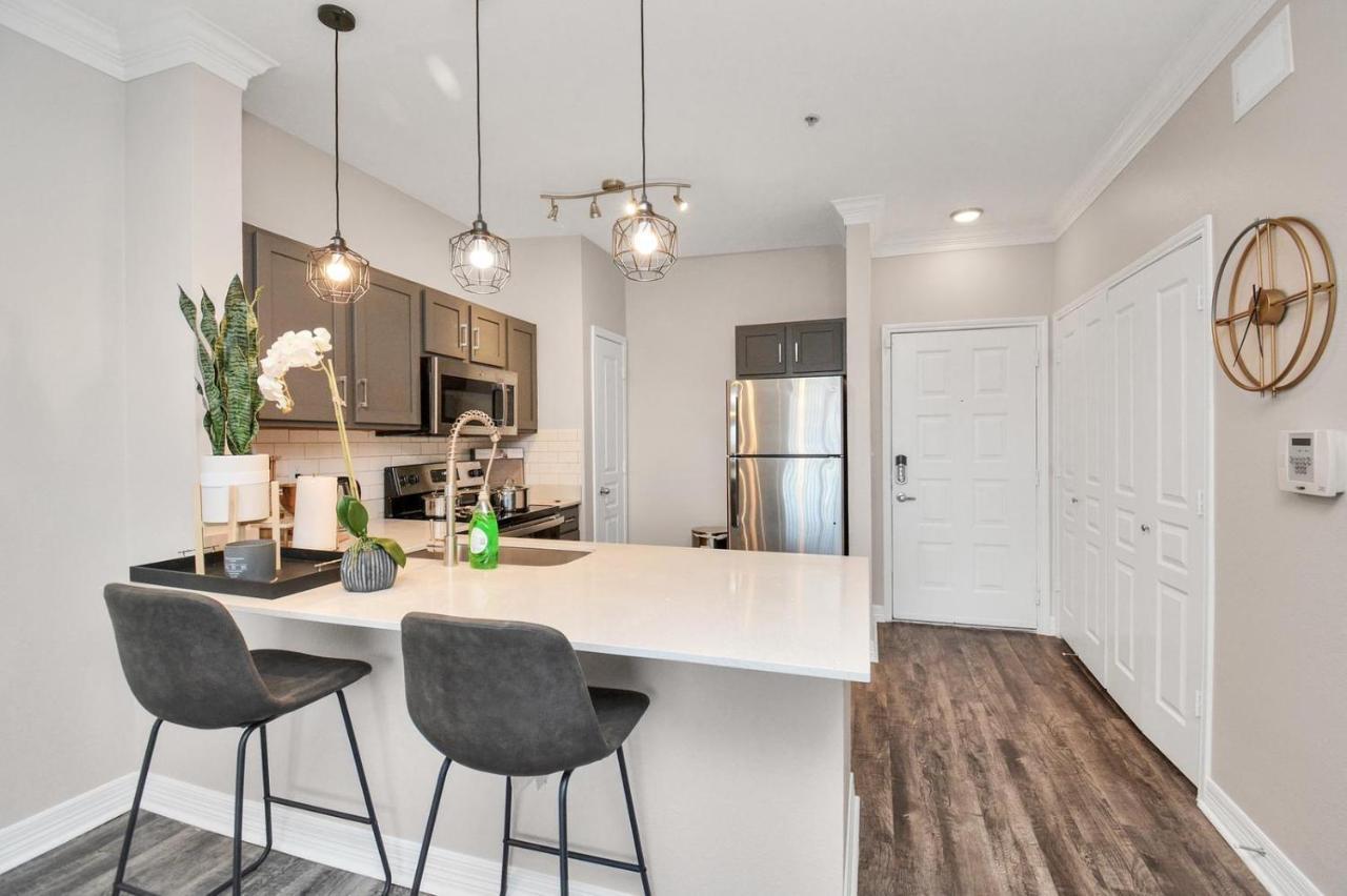 Noir Oasis 5 Mins Away From Texas Medical Center Apartment *