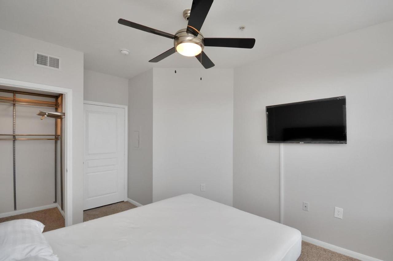 Noir Oasis 5 Mins Away From Texas Medical Center Apartment