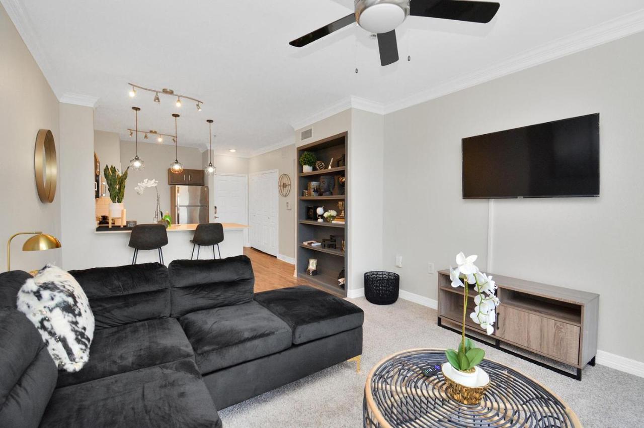 Noir Oasis 5 Mins Away From Texas Medical Center Apartment Houston