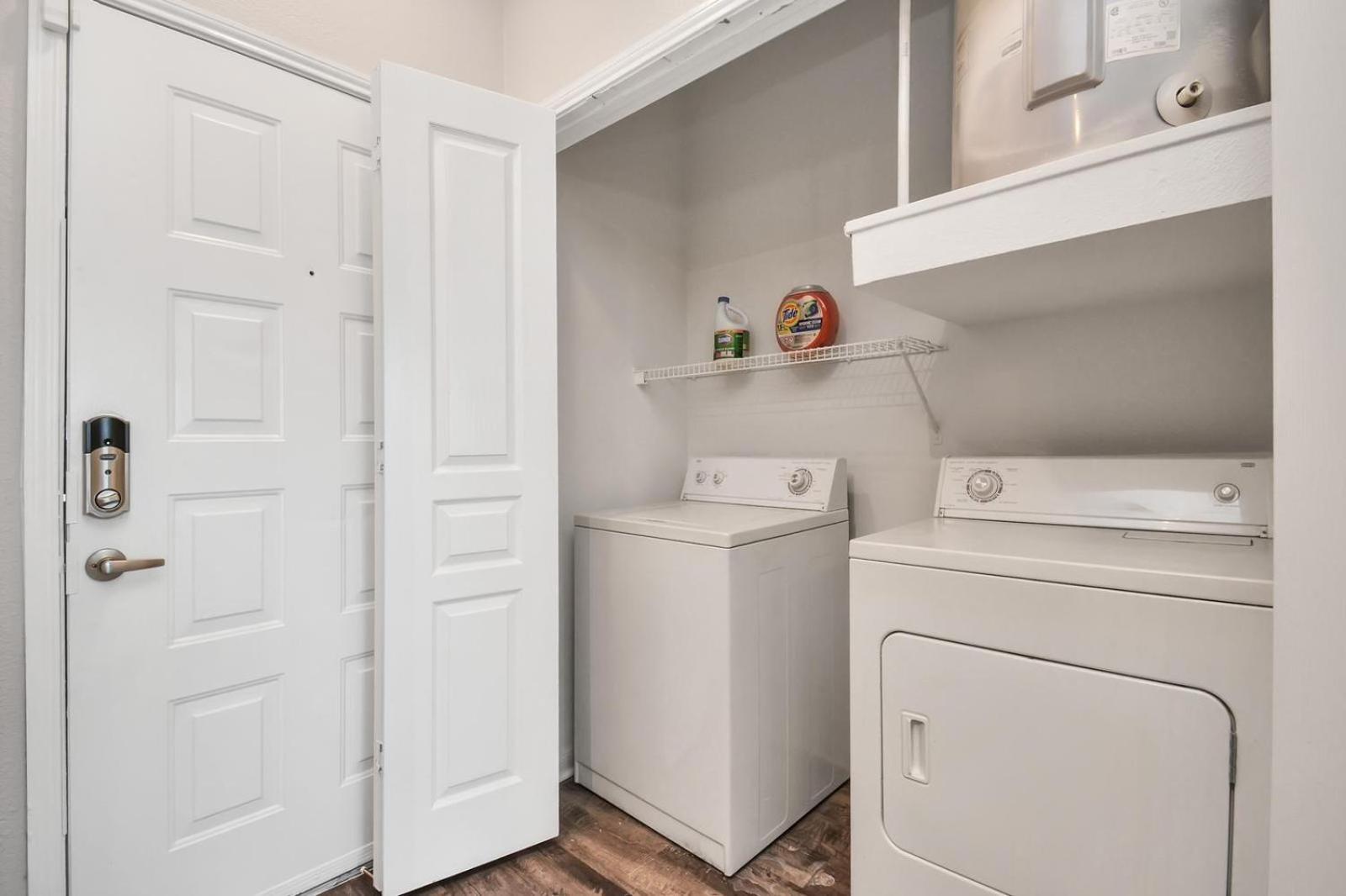 Noir Oasis 5 Mins Away From Texas Medical Center Apartment