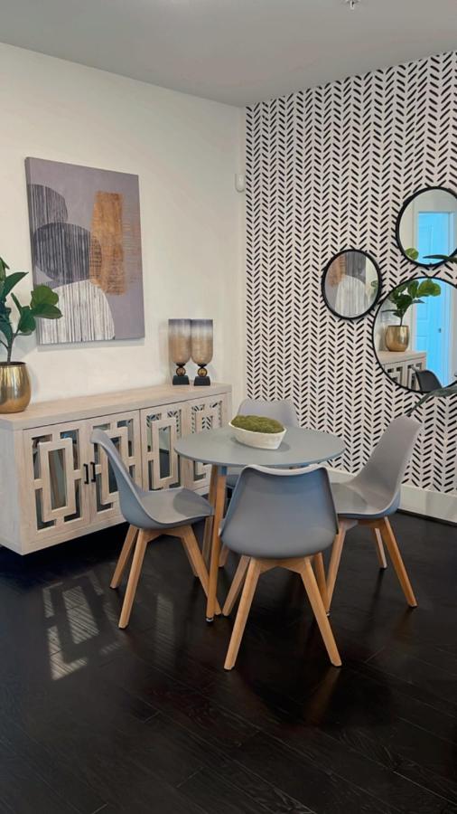 Modern Urban Oasis With Private Parking In Downtown Apartment Houston