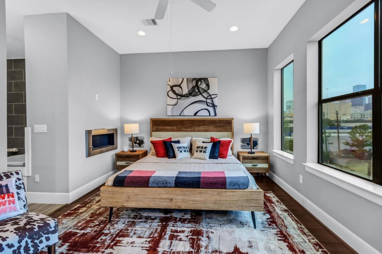 Horizon House: Modern Downtown View Retreat