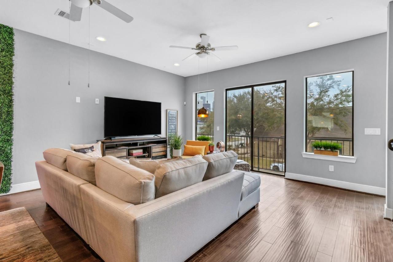 Horizon House: Modern Downtown View Retreat * Houston