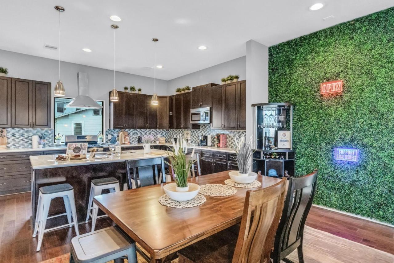 Horizon House: Modern Downtown View Retreat Holiday home