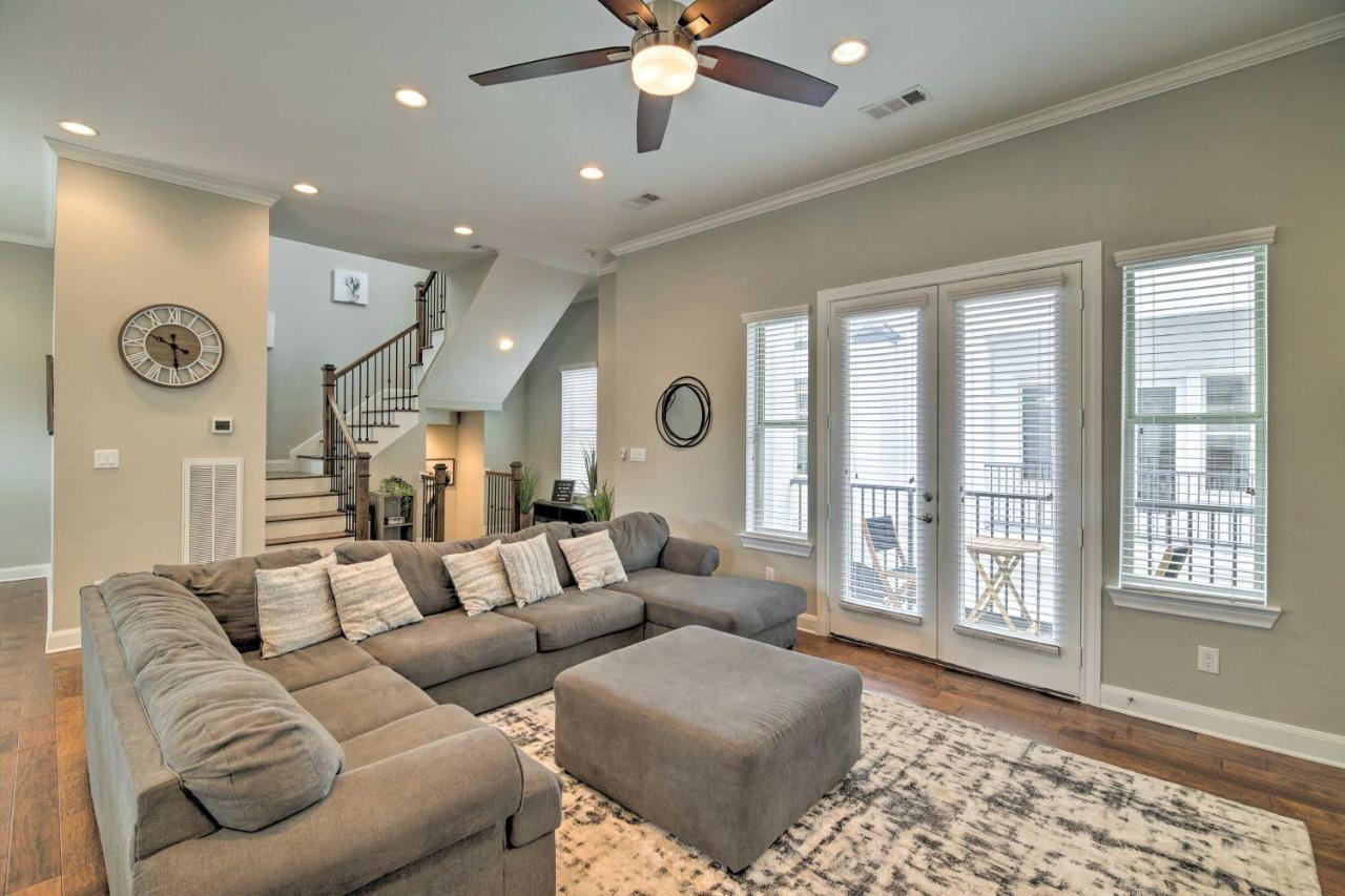 Spacious Townhome About 5 Mi To Downtown! Holiday home *