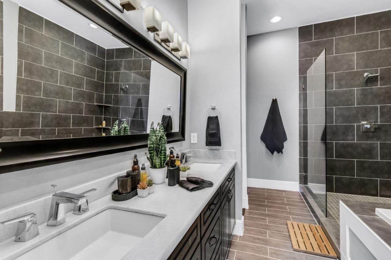 Horizon House: Modern Downtown View Retreat *