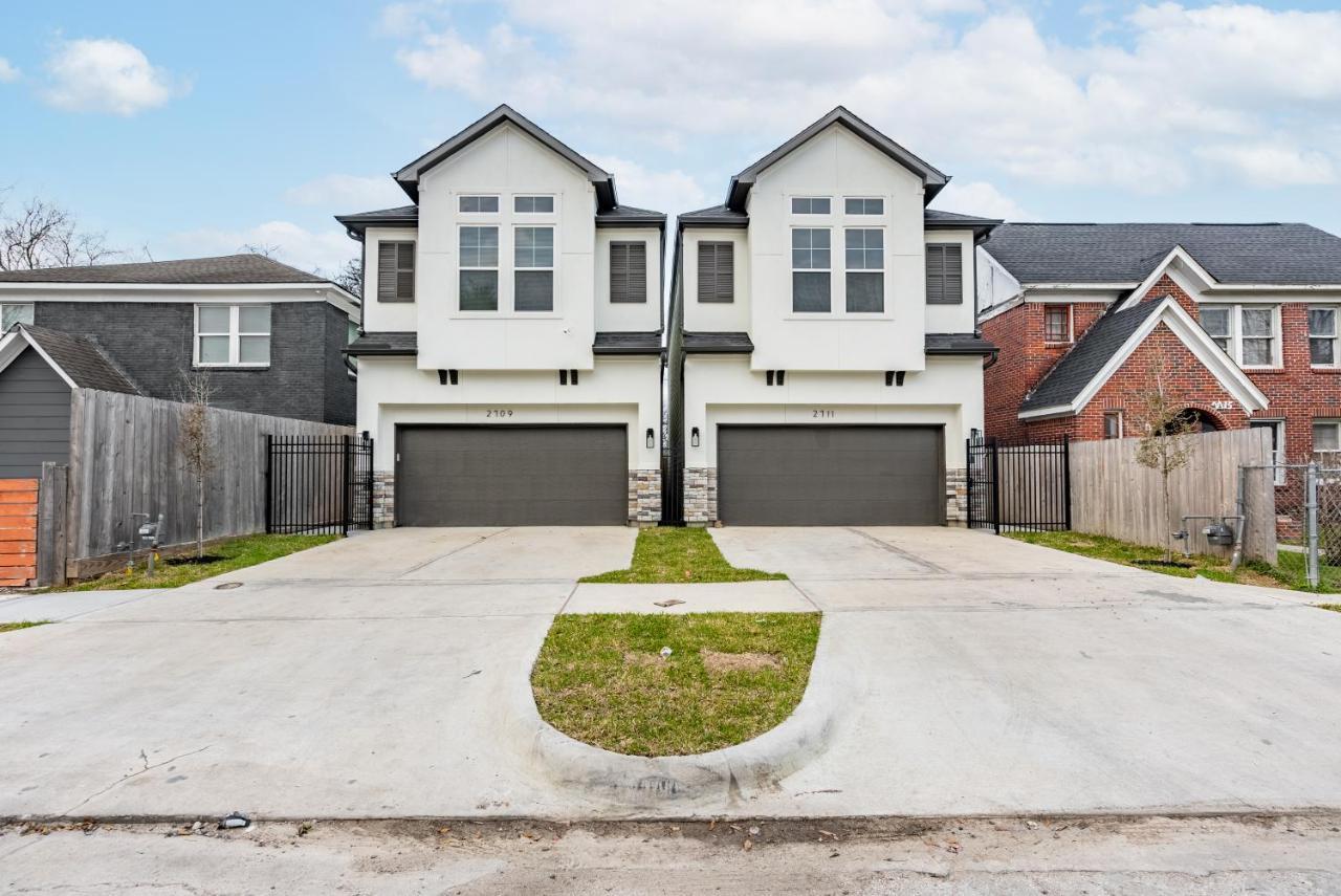 3 Bedroom And 3 Bath We Have Power And Internet *
