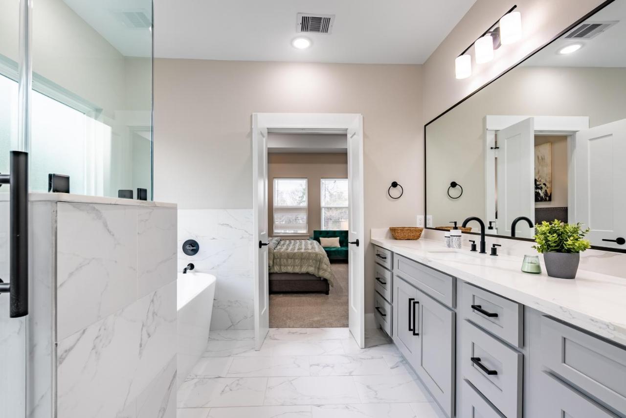 3 Bedroom And 3 Bath We Have Power And Internet Houston