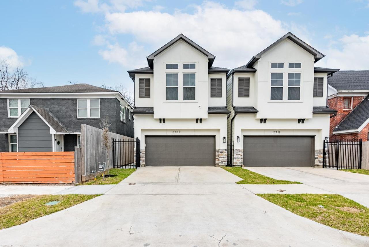 3 Bedroom And 3 Bath We Have Power And Internet *