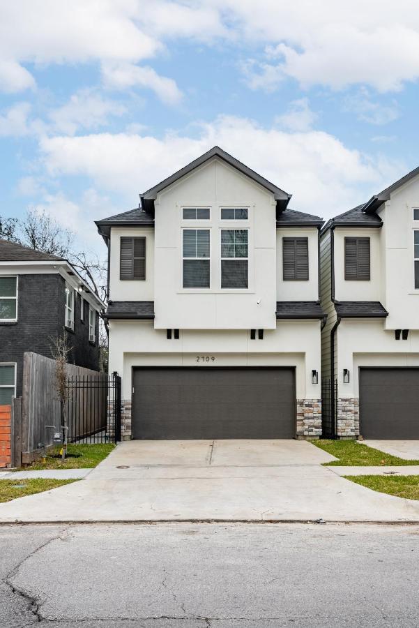 3 Bedroom And 3 Bath We Have Power And Internet * Houston