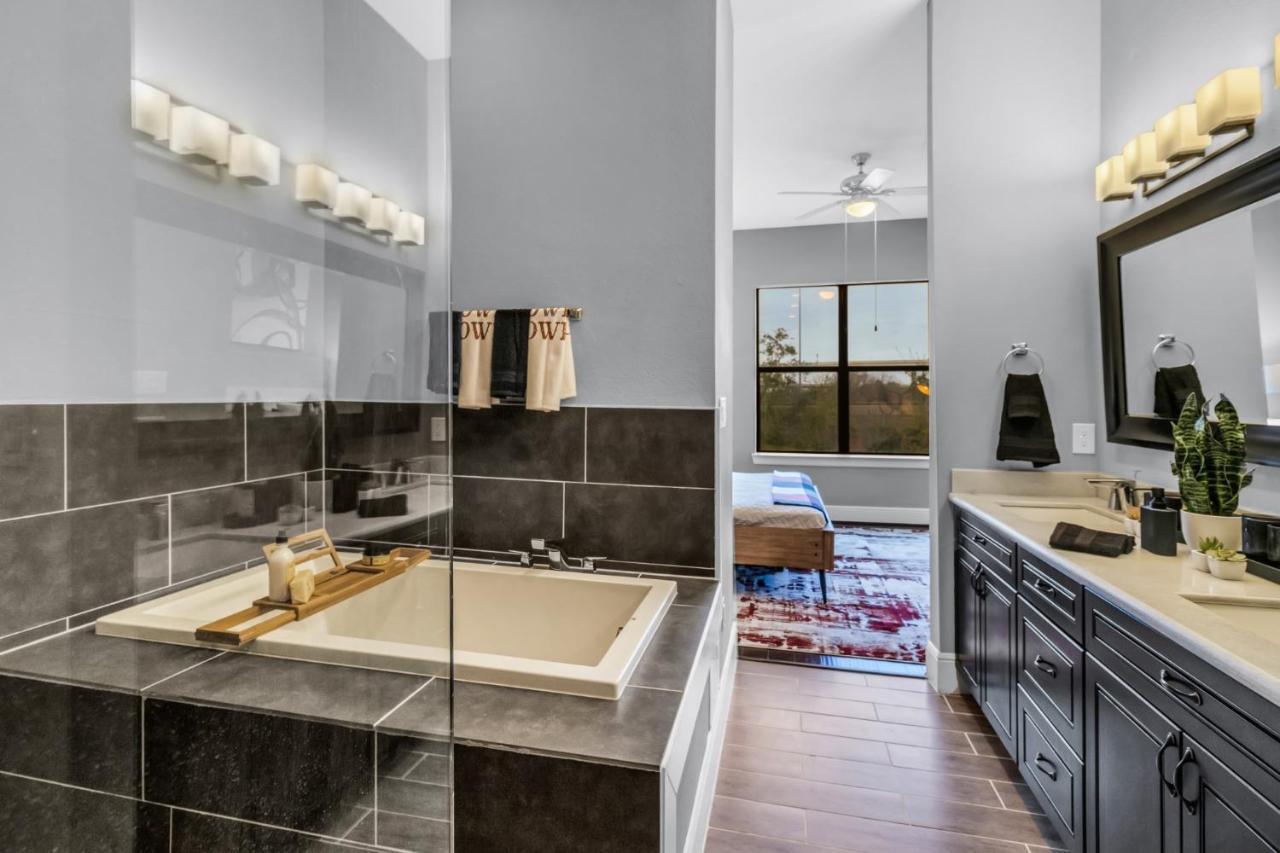 Horizon House: Modern Downtown View Retreat