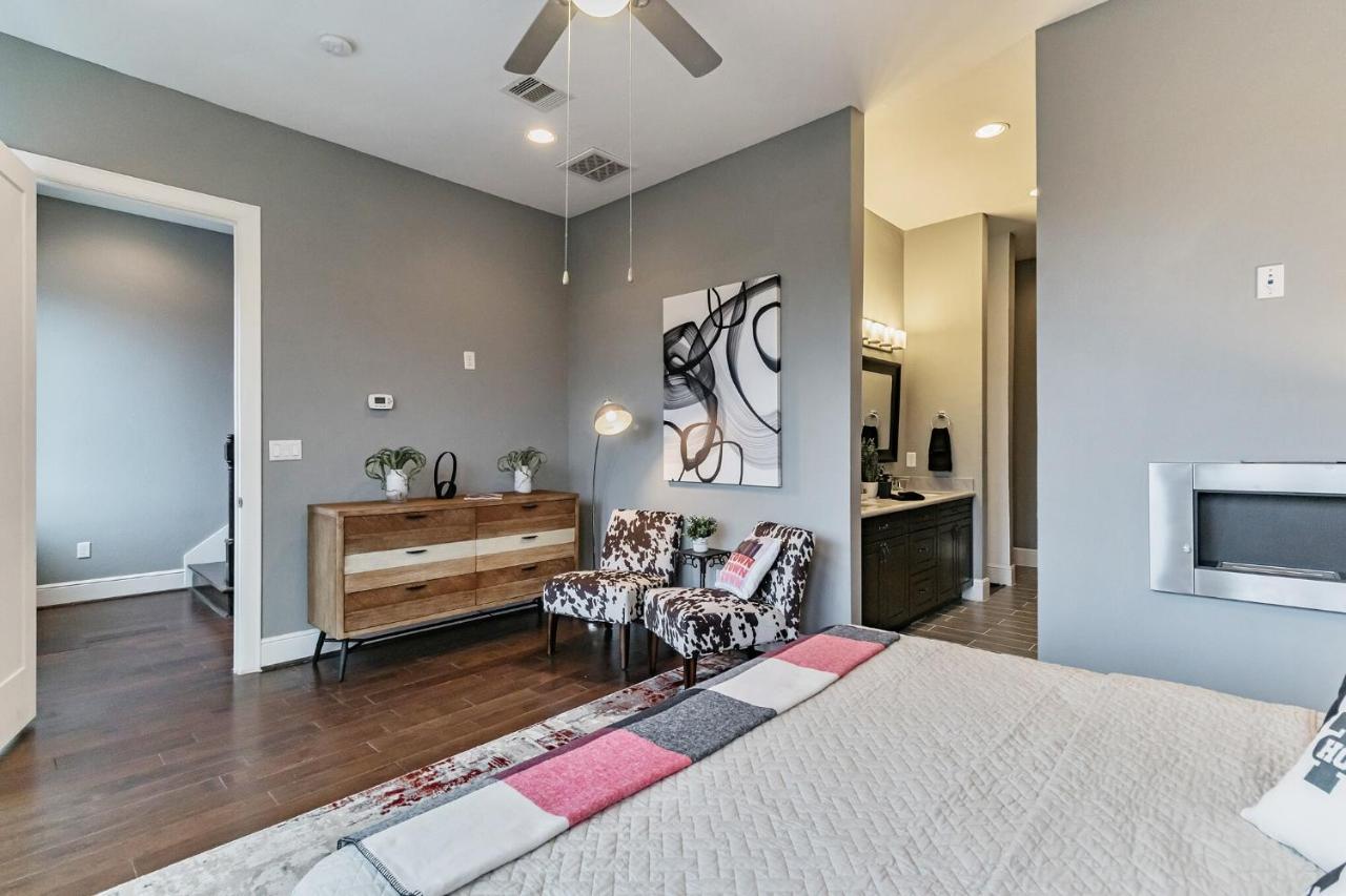 Horizon House: Modern Downtown View Retreat Holiday home