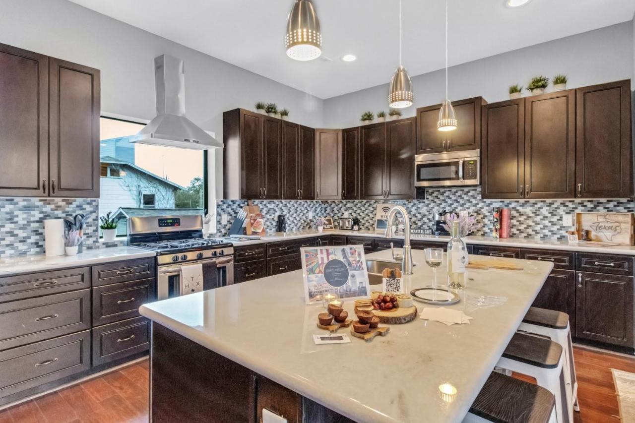 Horizon House: Modern Downtown View Retreat Holiday home