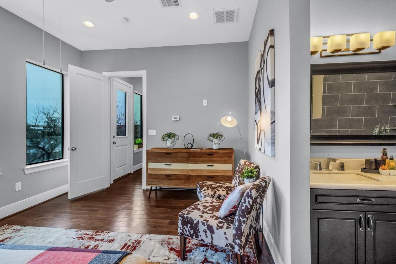 Horizon House: Modern Downtown View Retreat