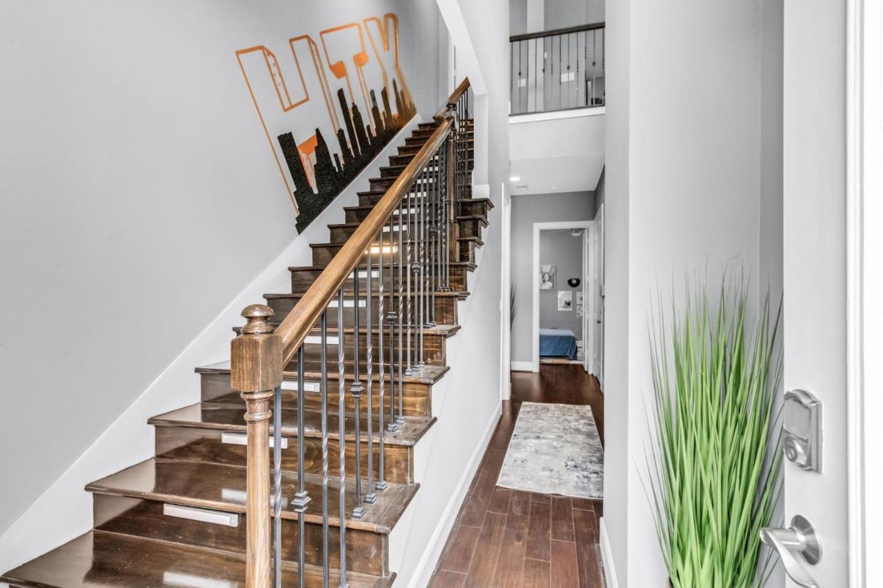 Horizon House: Modern Downtown View Retreat