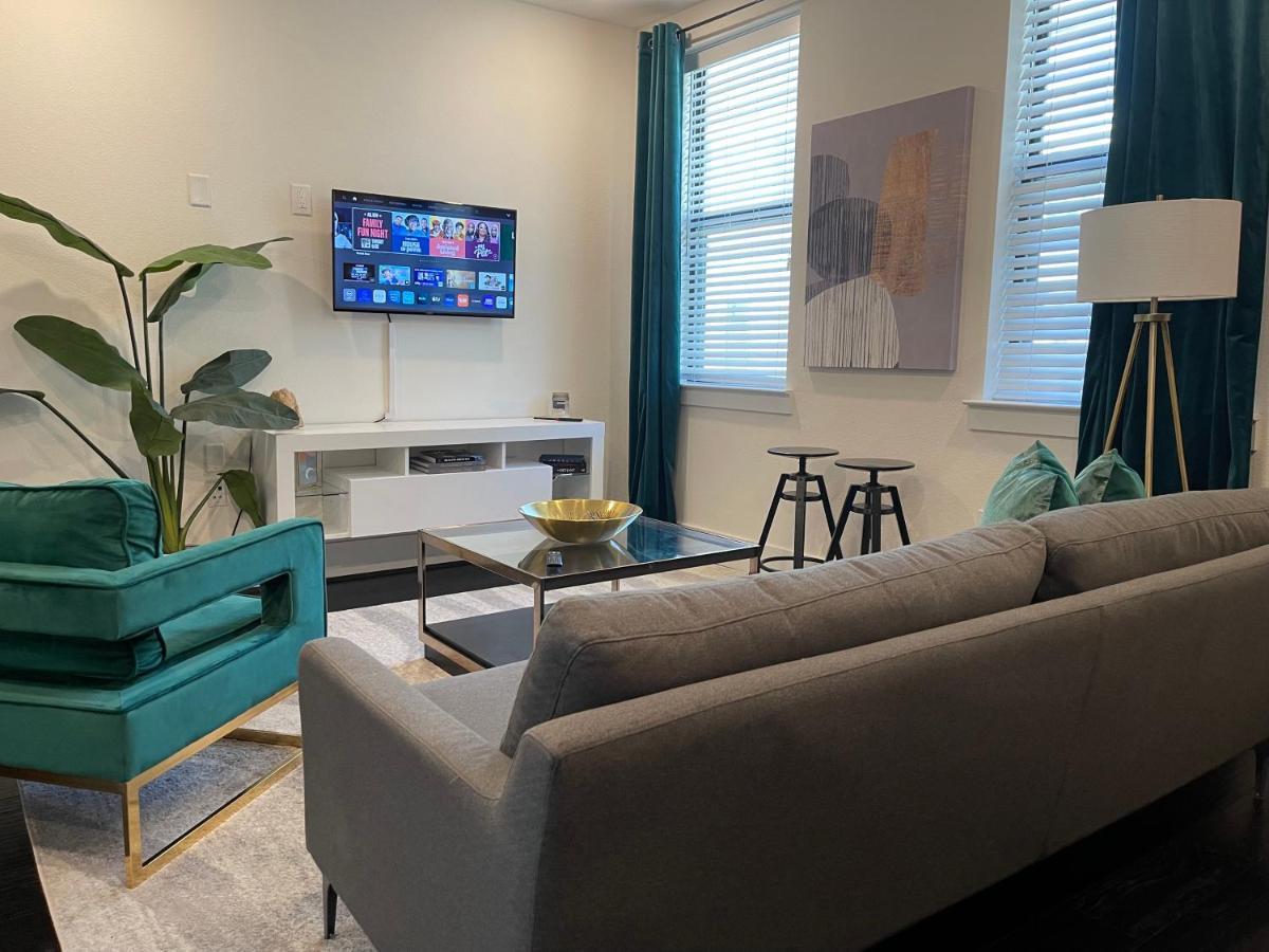 Modern Urban Oasis With Private Parking In Downtown Apartment *
