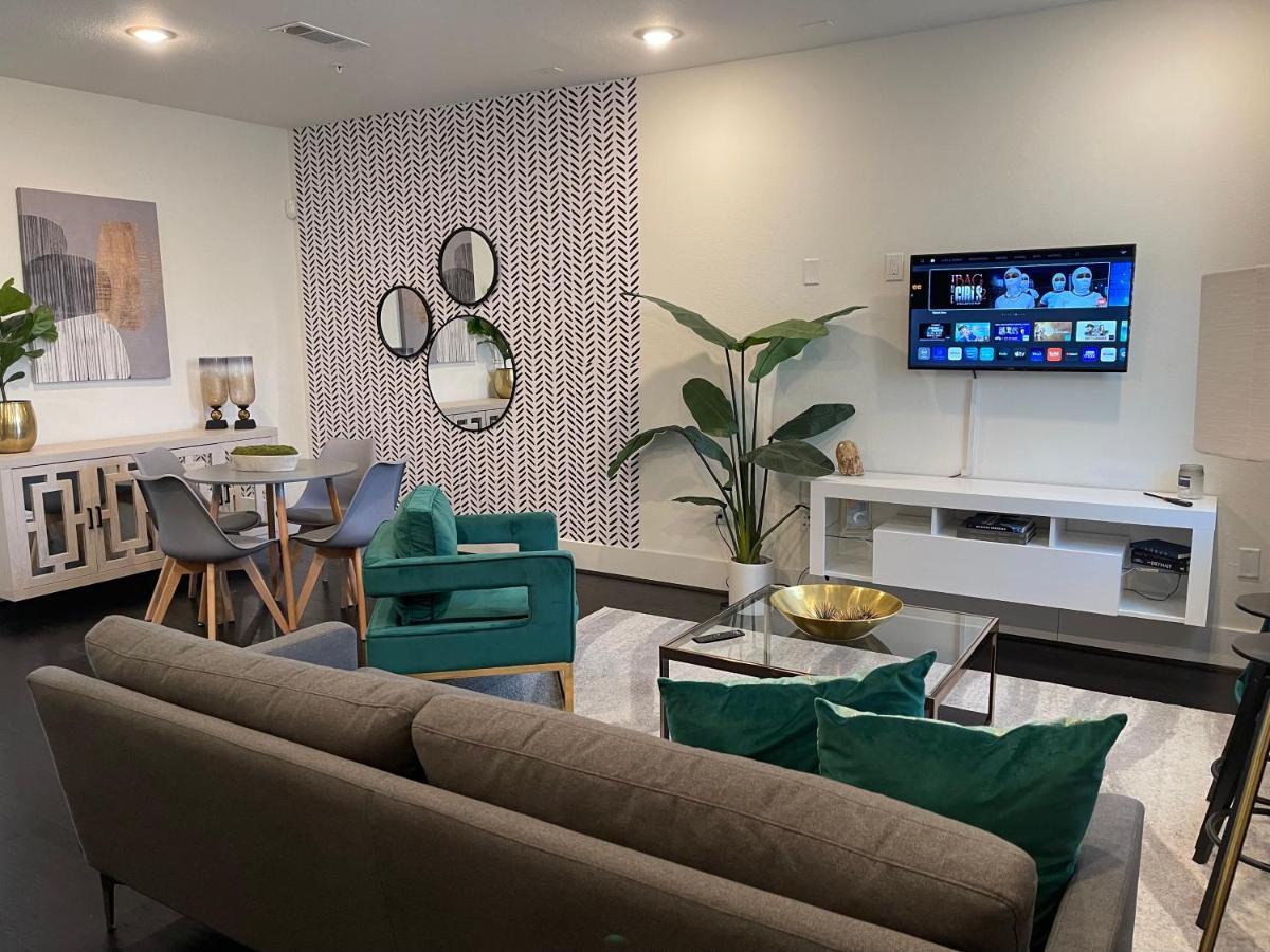 Modern Urban Oasis With Private Parking In Downtown Apartment