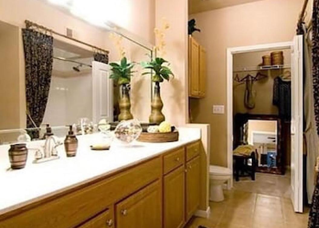 Apartment Huge 3Bdrm 4Bd Med Ctr Walk2 Nrg Wifi +Shuttle Sleeps 8 *