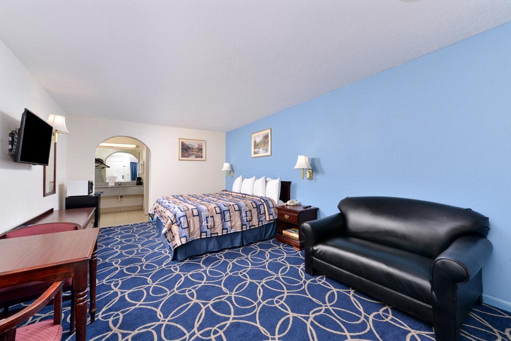 Americas Value And Houston/northwest Brookhollow Motel