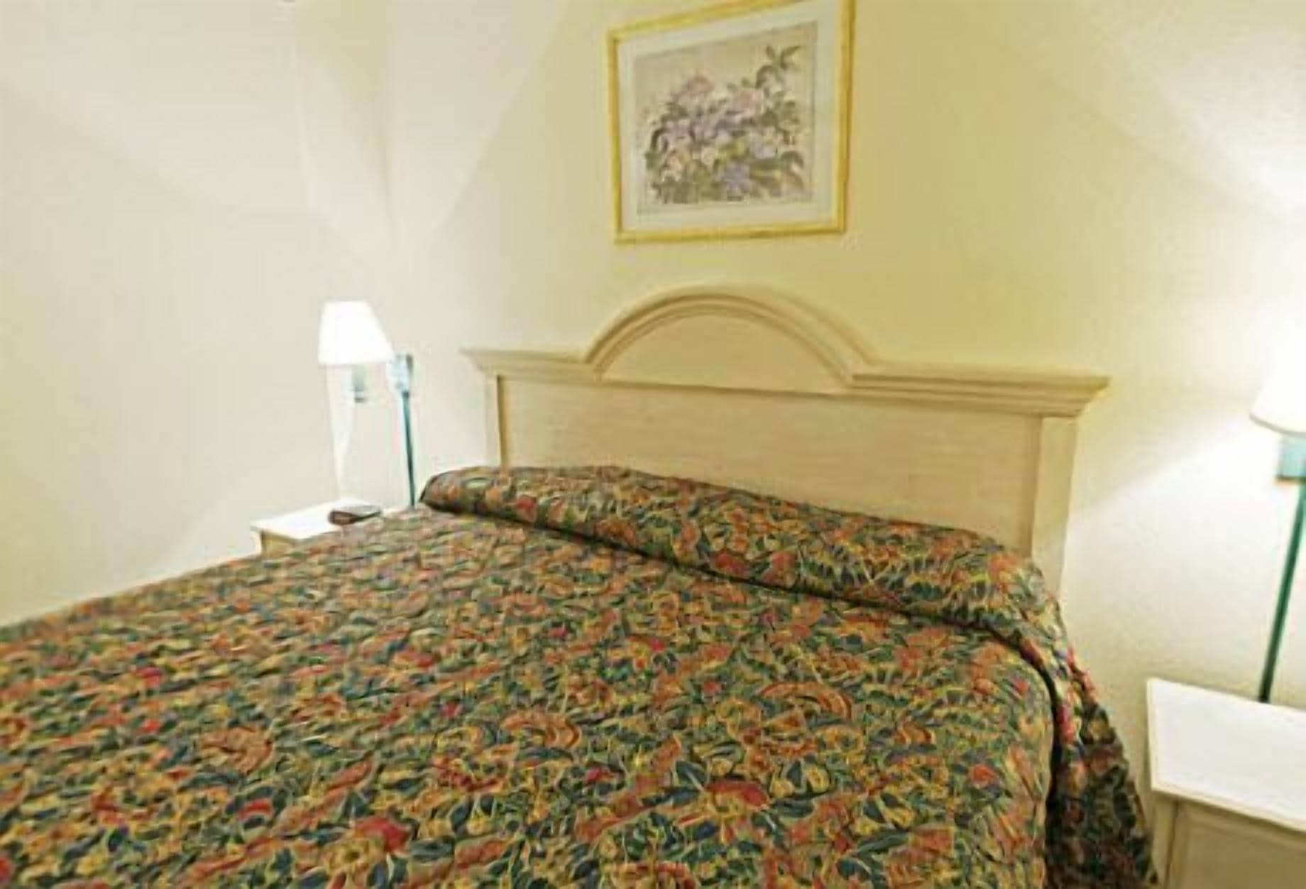 Americas Best Value And Fm 1960 Hotel 2*