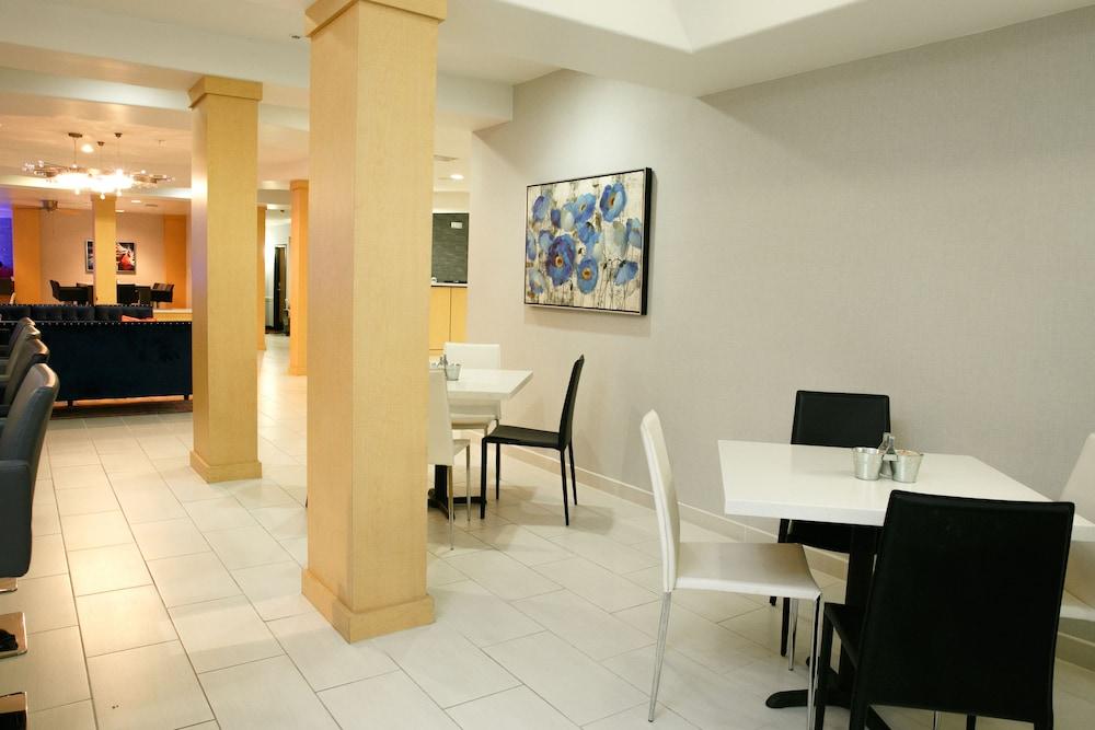 Wyndham Garden Willowbrook Hotel 3*