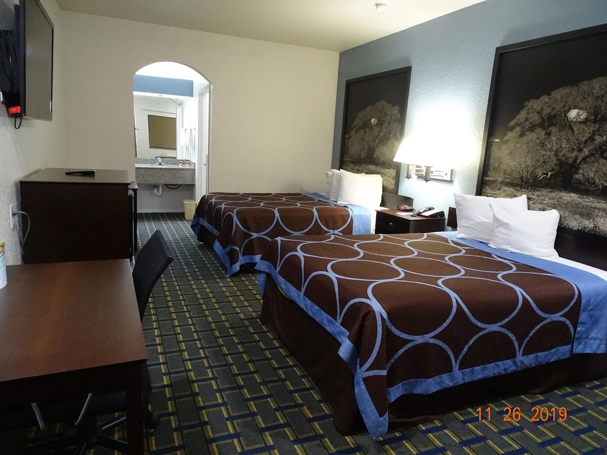 Super 8 By Wyndham Houston/brookhollow Nw 2*