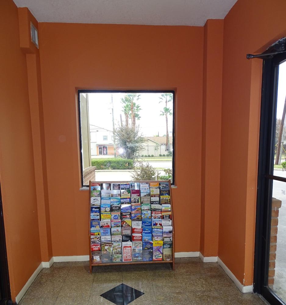 Super 8 By Wyndham Houston/brookhollow Nw Hotel 2*