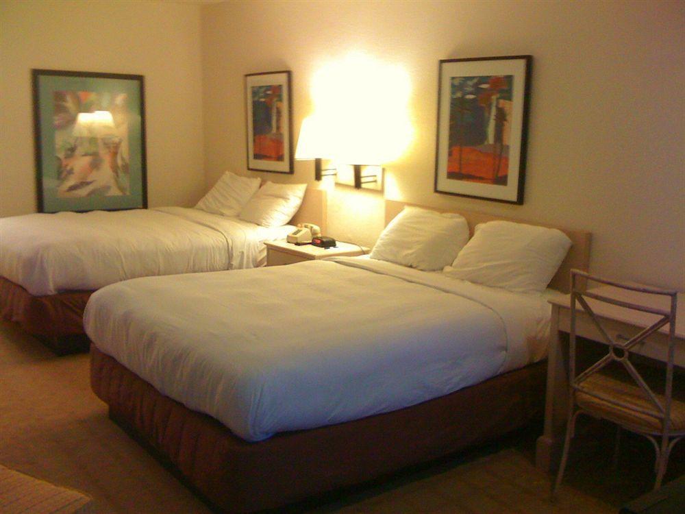 Americas Best Value Hobby Airport 3*