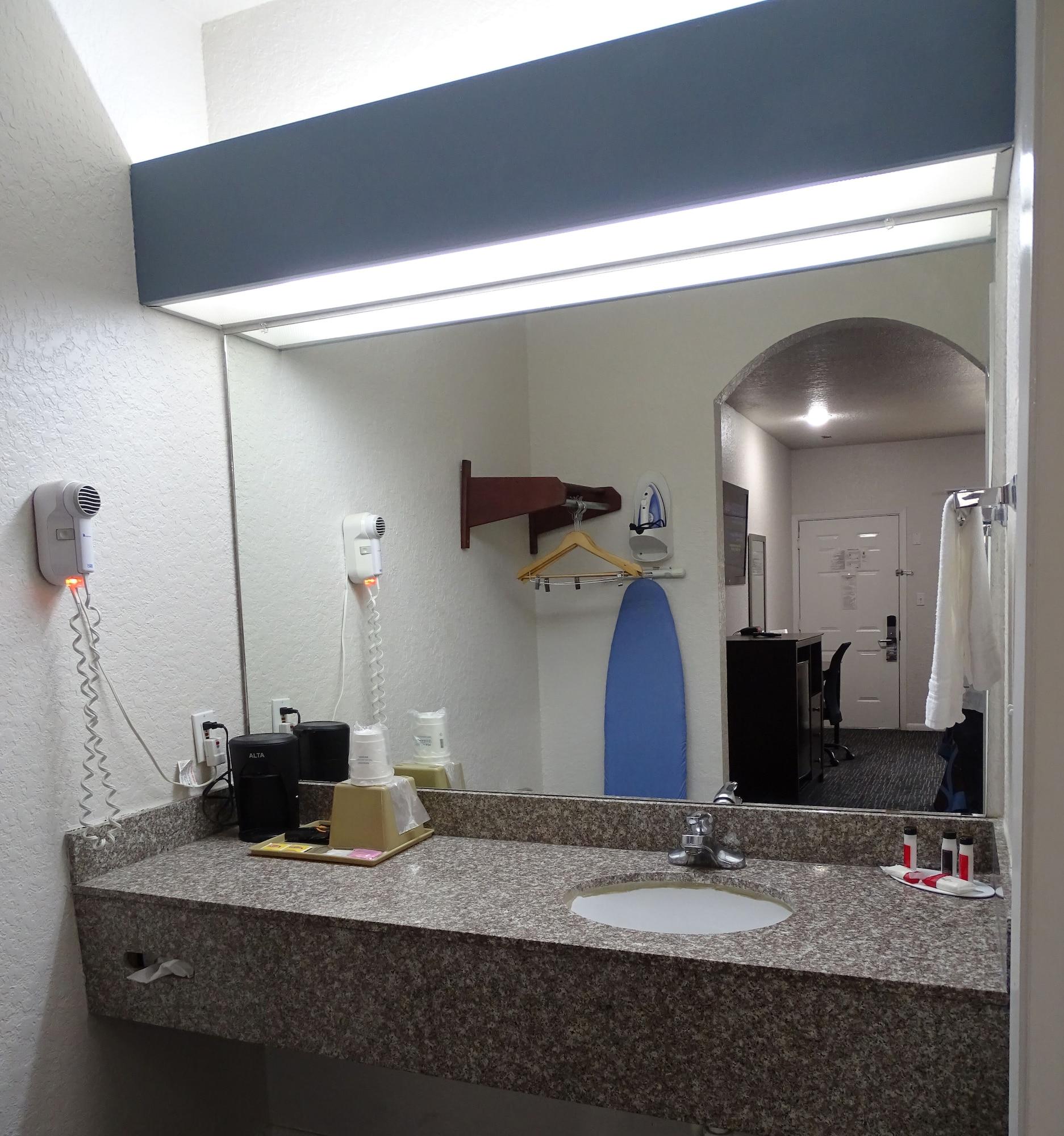 Super 8 By Wyndham Houston/brookhollow Nw Houston