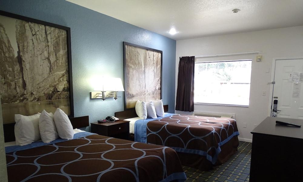 Super 8 By Wyndham Houston/brookhollow Nw Hotel 2*